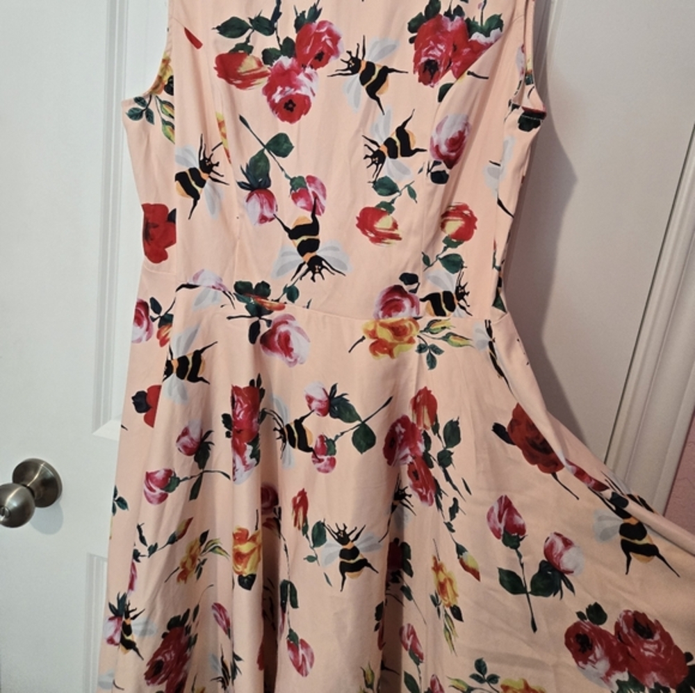 Anni coco Floral Sleeveless Dress with Bee Print